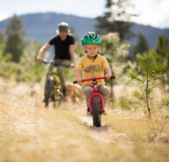 La práctica hace al maestro: los primeros paseos cortos por terrenos fáciles ya son una gran experiencia en bici de equilibrio para tus hijos.