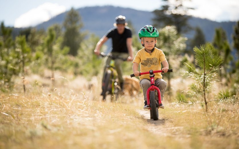 La práctica hace al maestro: los primeros paseos cortos por terrenos fáciles ya son una gran experiencia en bici de equilibrio para tus hijos.