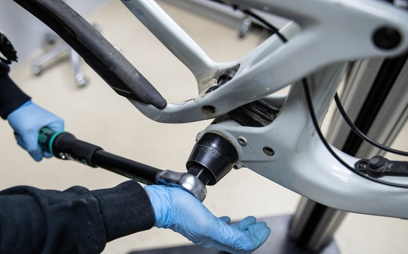 En la imagen se aprecia la instalación de un rodamiento interior en una bicicleta de montaña Santa Cruz, con la ayuda de una herramienta de rodamientos interiores FSA.
