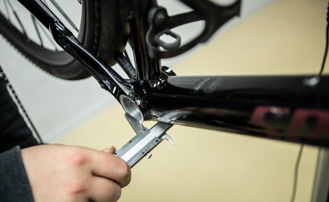 En una bicicleta Specialized, se determina por medio de un calibrador el ancho de caja del eje de pedalier.