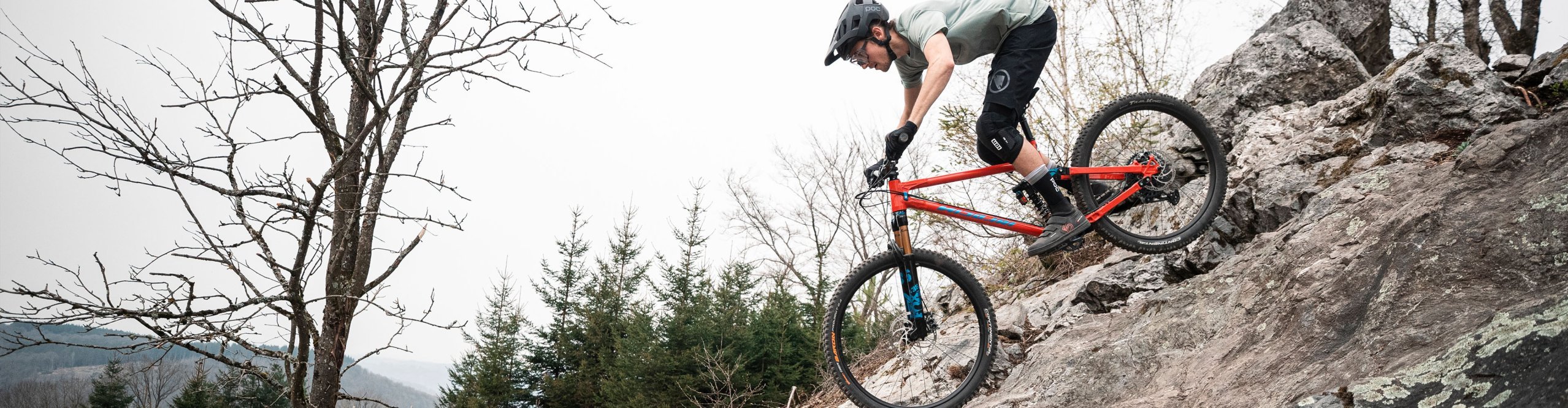 Mountainbiker fährt mit einem Nicolai Saturn 16 einen steilen Trail herunter.