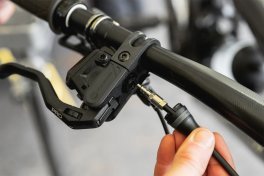 Tidy: Cable exit parallel to the handlebar