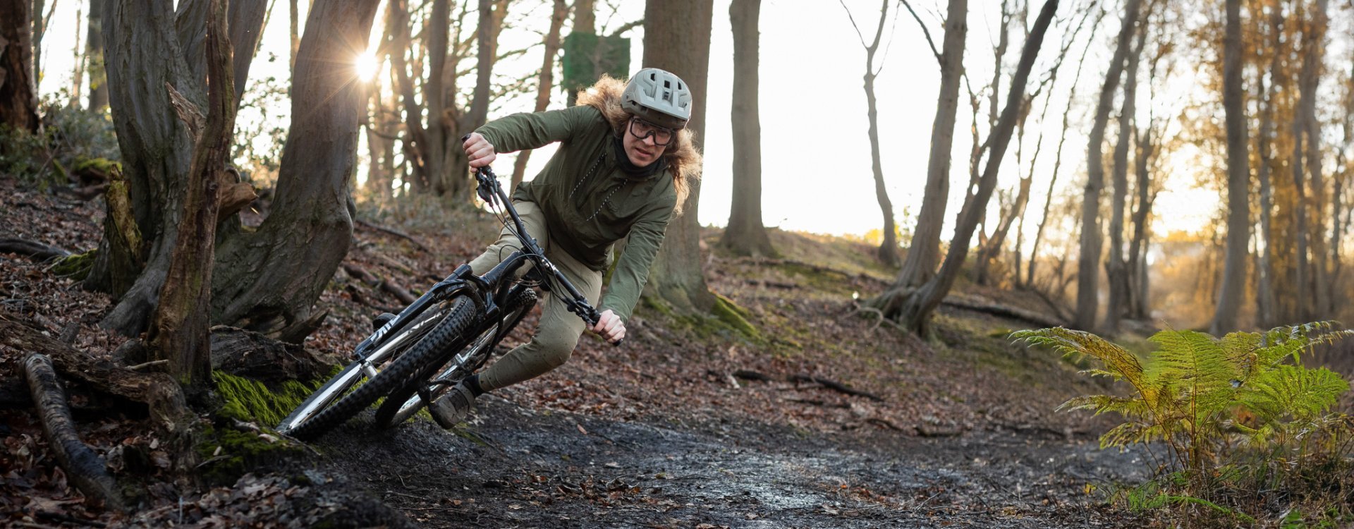 Kai fährt mit seinem MTB auf die Kamera zu. Der Trail ist im winterlichen Aachener Umland.