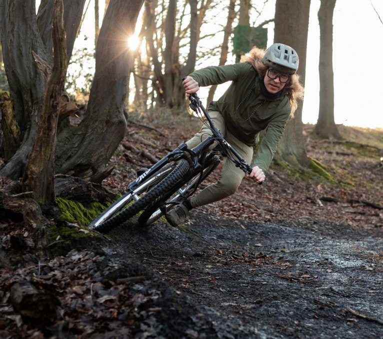 Kai fährt mit seinem MTB auf die Kamera zu. Der Trail ist im winterlichen Aachener Umland.