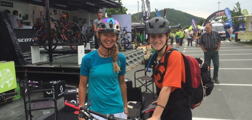 Julia mit Karen Eller von dierasenmaeher.de vor dem Scott Messestand auf dem Bikefestival in Willingen 2015