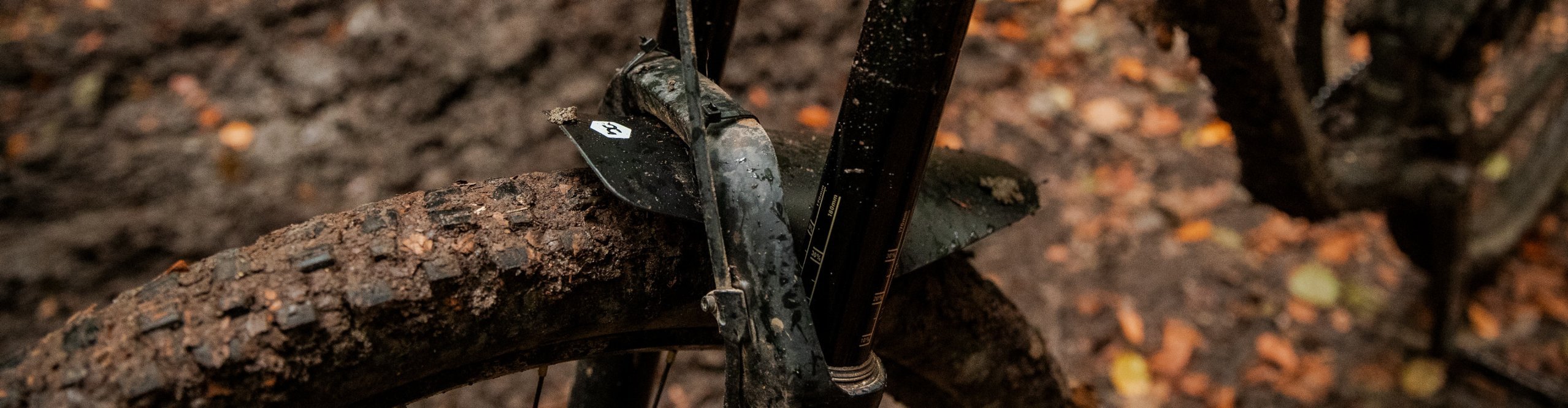 Arno von bike components fährt mit seinem Moutainbike durch schlammige Waldpfützen