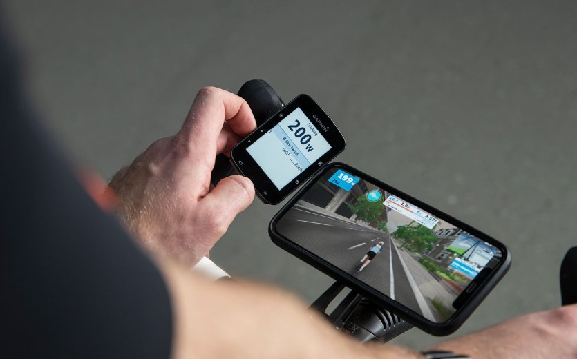 Un compteur de vélo Garmin Edge affiche les données de puissance en watts pendant un entraînement sur Zwift.