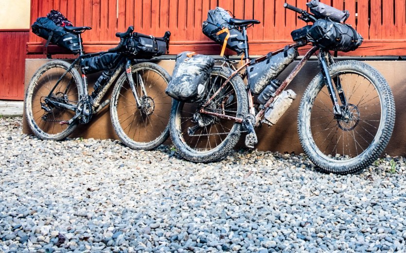 Der Unterschied zum klassischen Touren-Radfahren liegt beim Bikepacking in der Reduktion auf das Wesentliche und der Konzentration auf eine zentrierte Packweise. Je näher am Rahmen und je weniger windanfällig, desto besser.
