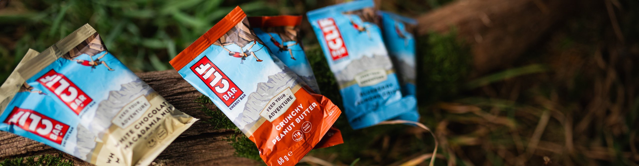 Clif Bar Riegel liegen auf einem Baumstamm