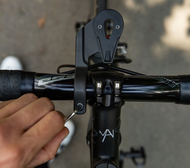 Une attache au guidon Hammerhead Karoo 2 est fixé sur un guidon de vélo de route.