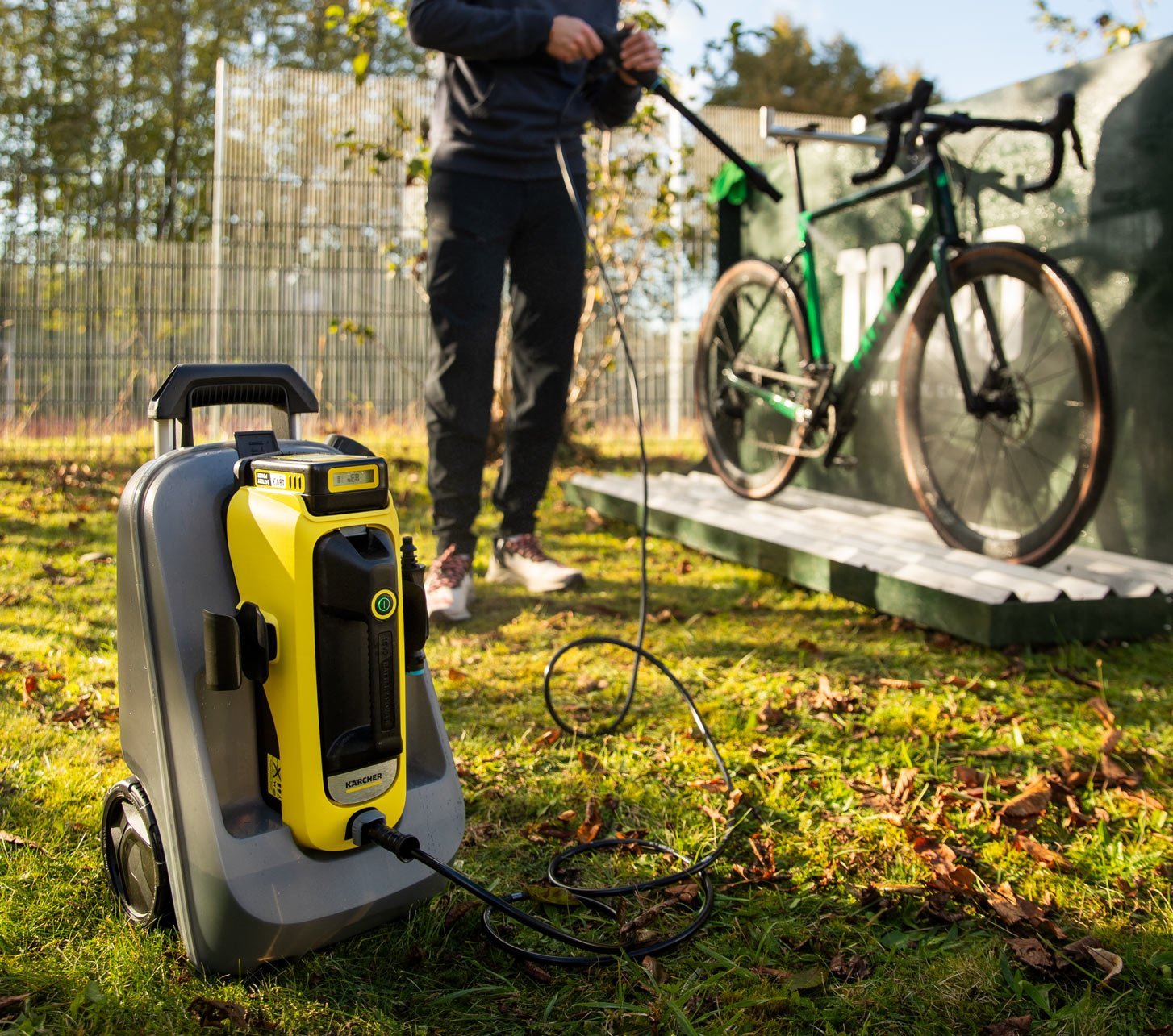 Ein Radfahrer reinigt sein Fahrrad mit dem Kärcher OC 6-18 Premium Battery Set Akku-Mitteldruckreiniger 