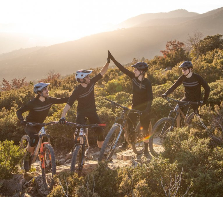 Sillín Bicicleta MTB, Sillín de Fibra de Carbono Diseño ergonómico, sillín  es Adecuado para Bicicletas de montaña, Bicicletas Plegables y Bicicletas  de Carretera (240 * 155) : : Deportes y aire libre