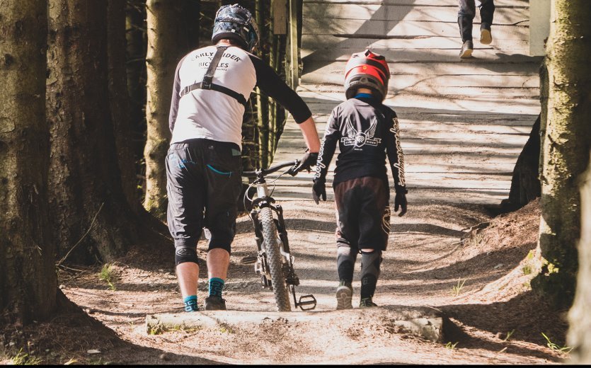 Si ton enfant prend du plaisir à faire du VTT, plus rien ne s'oppose à se défouler ensemble au véloparc.