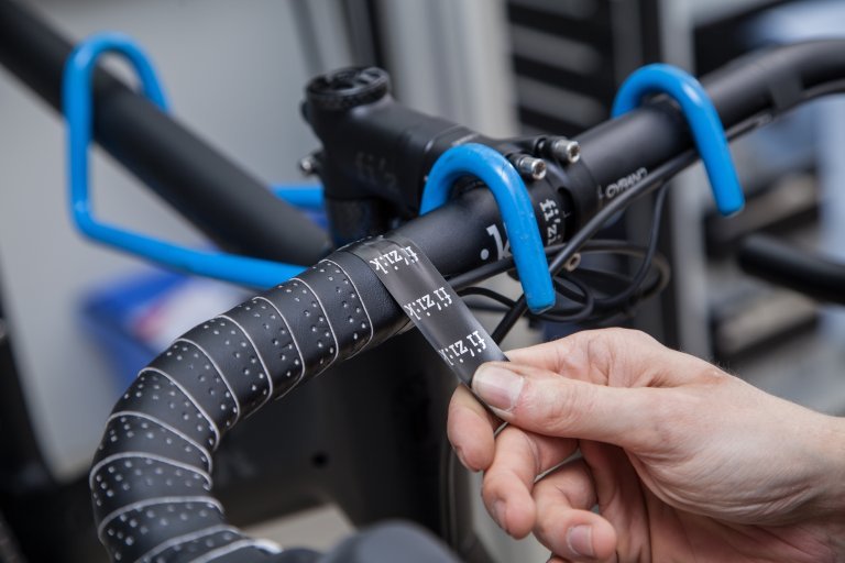 Installing Gel Padding on Carbon Road Bike Handlebars by Fizik