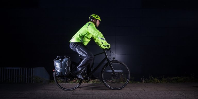 Rad- und Rollerfahren im Dunkeln – richtiges Sichtbarmachen