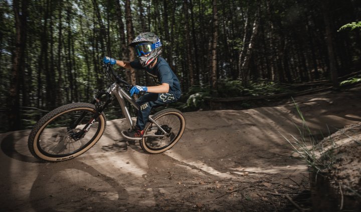 Mountainbiken mit Kindern: Protektoren und Helme