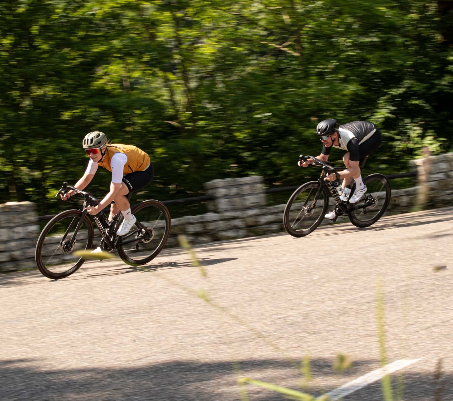 Zwei Rennradfahrer schießen eine Straße herunter