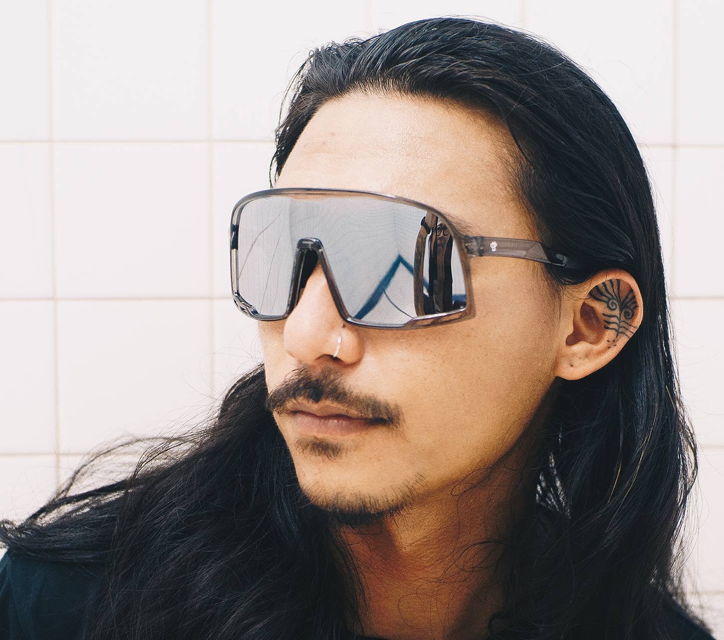 Männliches Model trägt eine CHPO Henrik Fahrradbrille