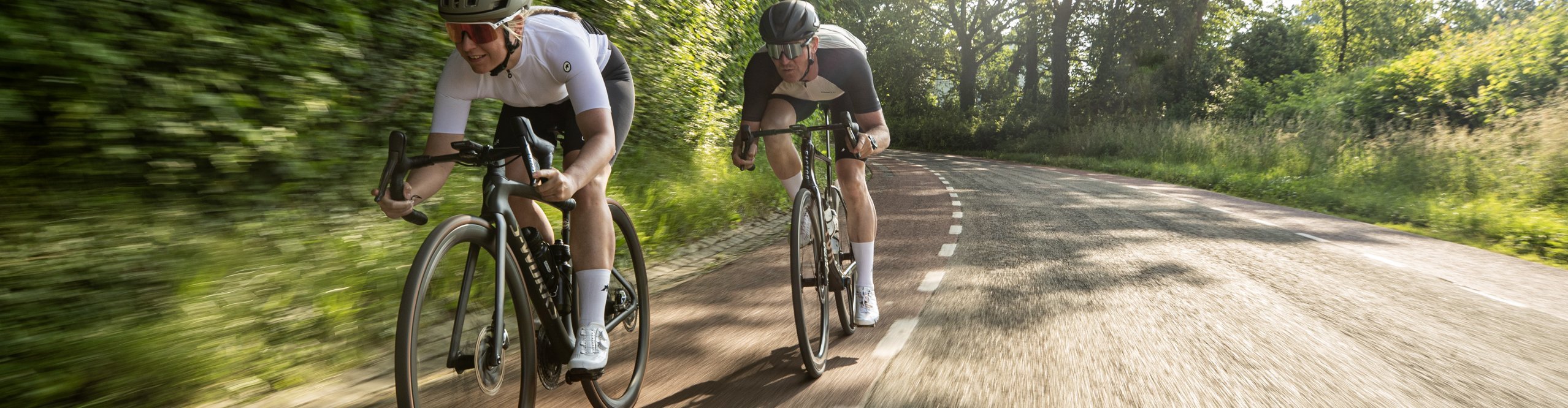 Road Perfromance zwei Rennradfahrer jagen eine Straße hinab