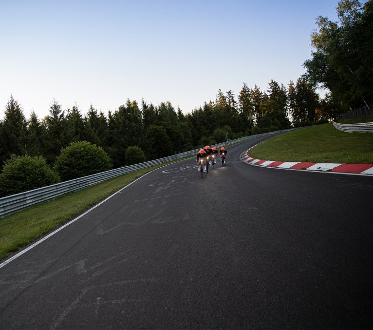 bc Racing Team in Abenddämmerung auf dem Nürburgring