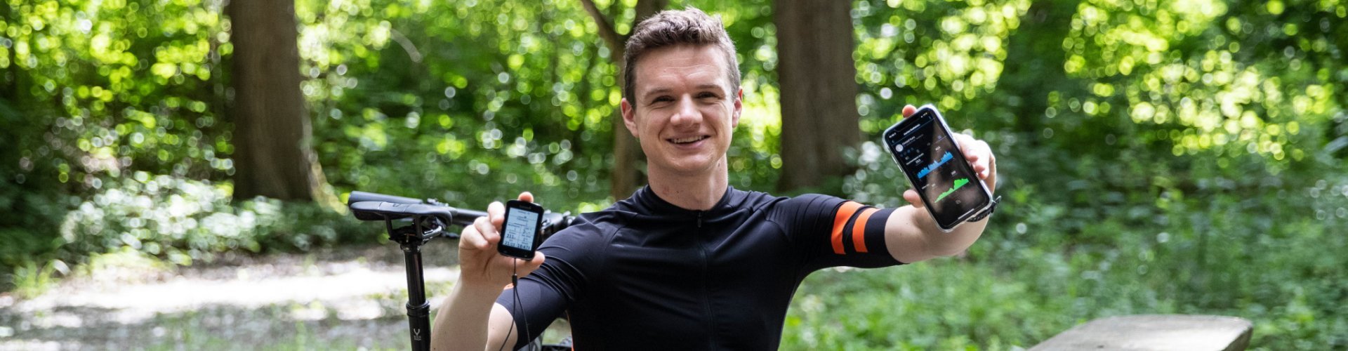 Christof aus dem bc Produktmanagement hält seinen Garmin Edge Fahrradcomputer und sein Smartphone, welches seine Leistungsdaten zeigt, in die Kamera. 