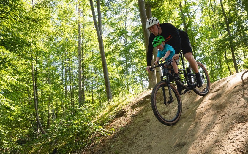 Der Shotgun Kindersitz ist auch eine großartige Möglichkeit, Dein Kind früh fürs Mountainbiken zu begeistern.