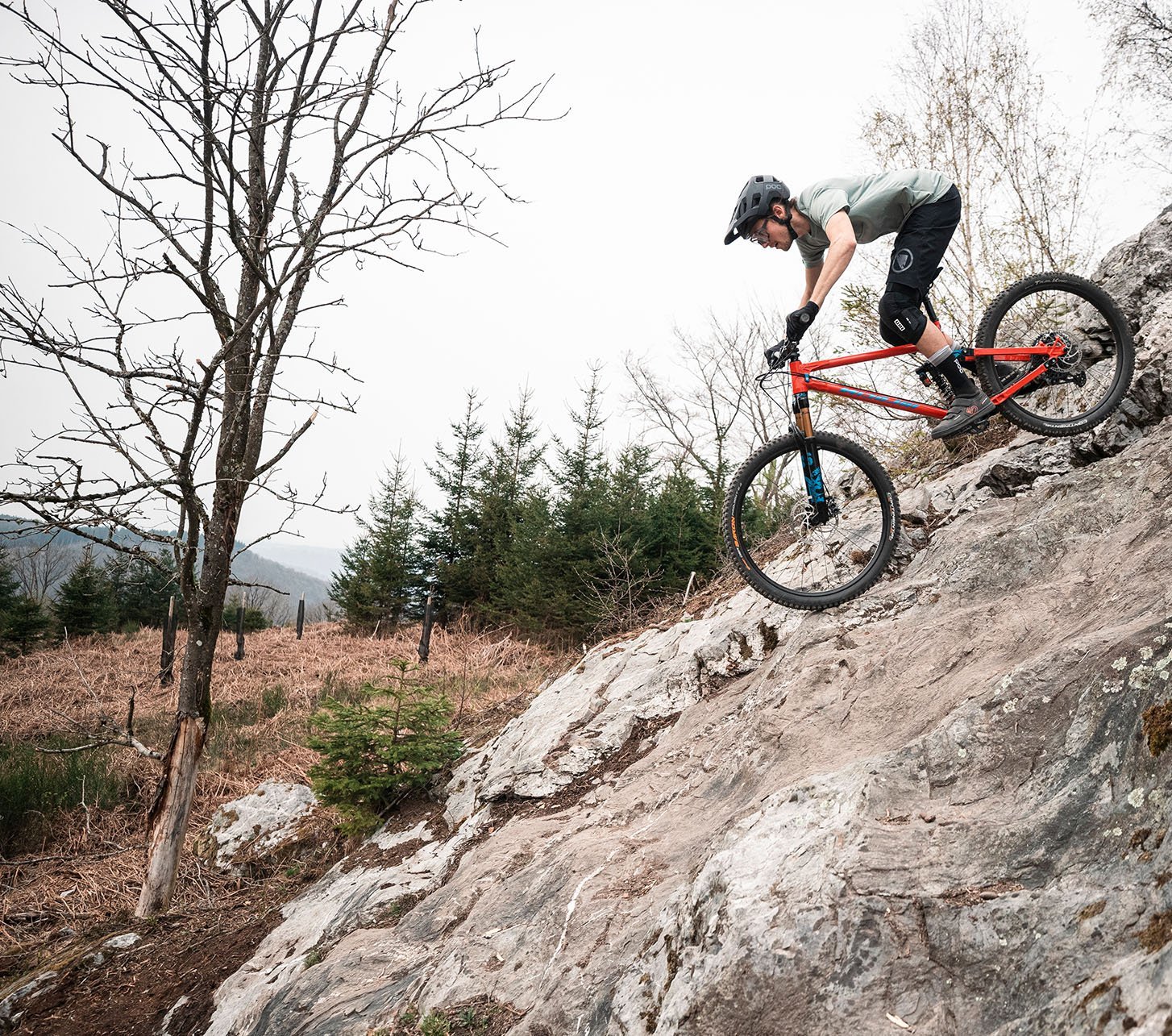 Mountainbiker fährt mit einem Nicolai Saturn 16 einen steilen Trail herunter.