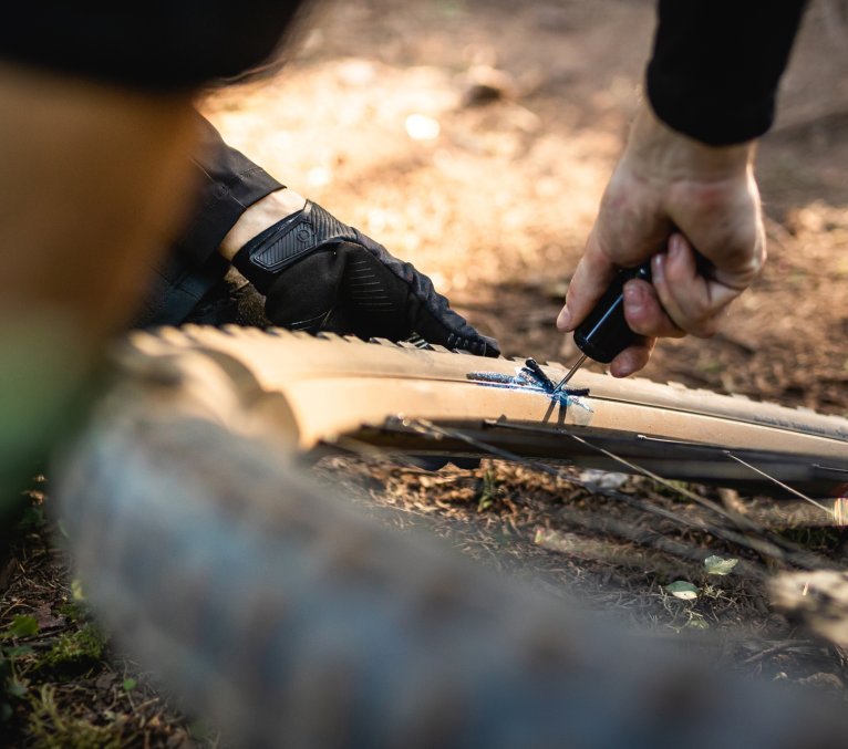 Tubeless Reifenpanne wird geflickt