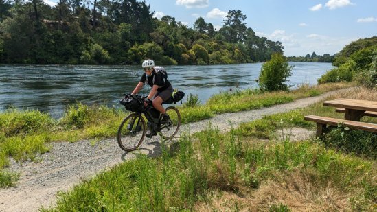 Marisa fährt auf ihrem Focus Gravelbike durch eine grüne Landschaft in Neuseeland