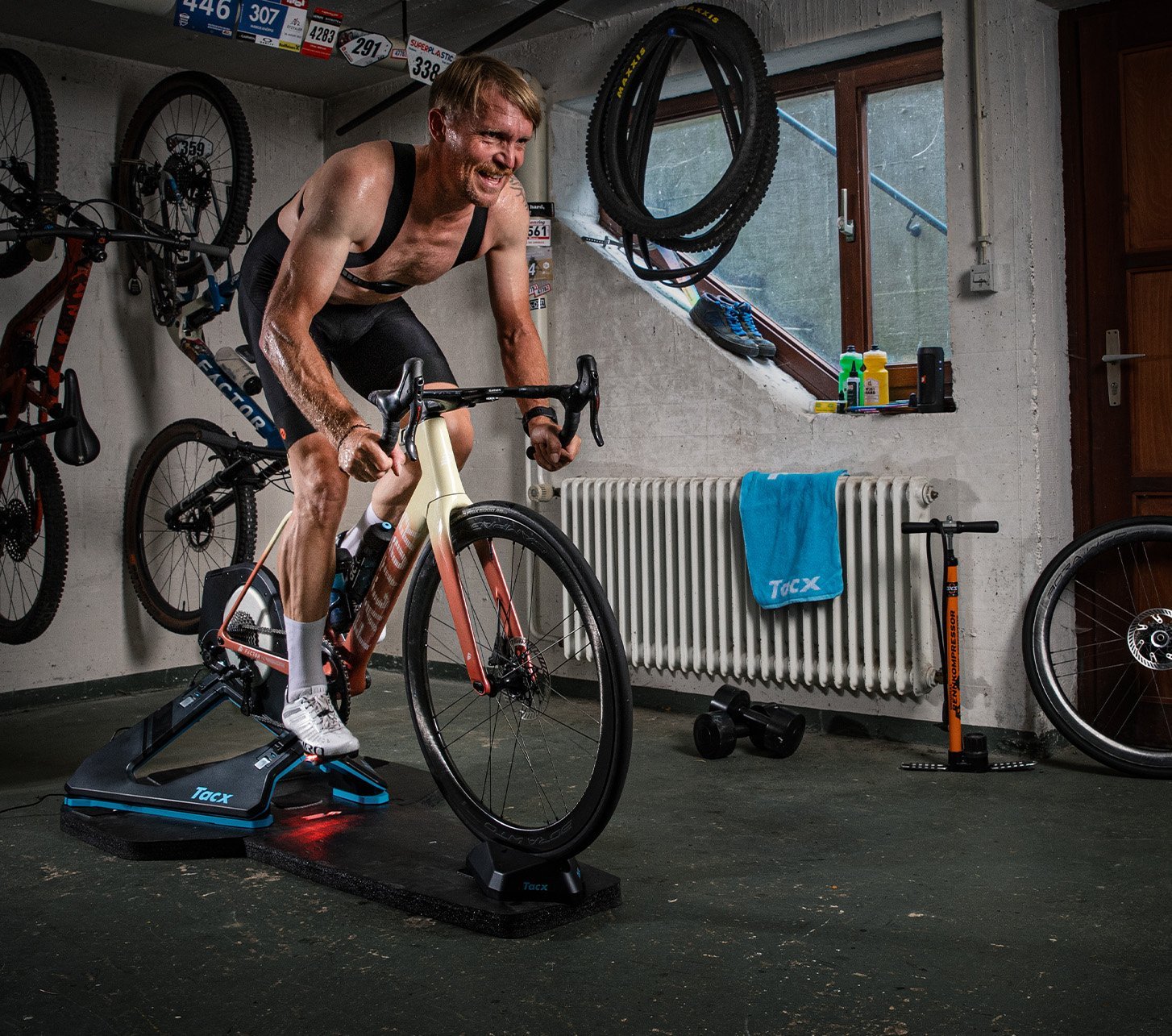 Markus von bc trainiert in seiner Garage auf dem Garmin T2875 Tacx Neo 2T Trainer