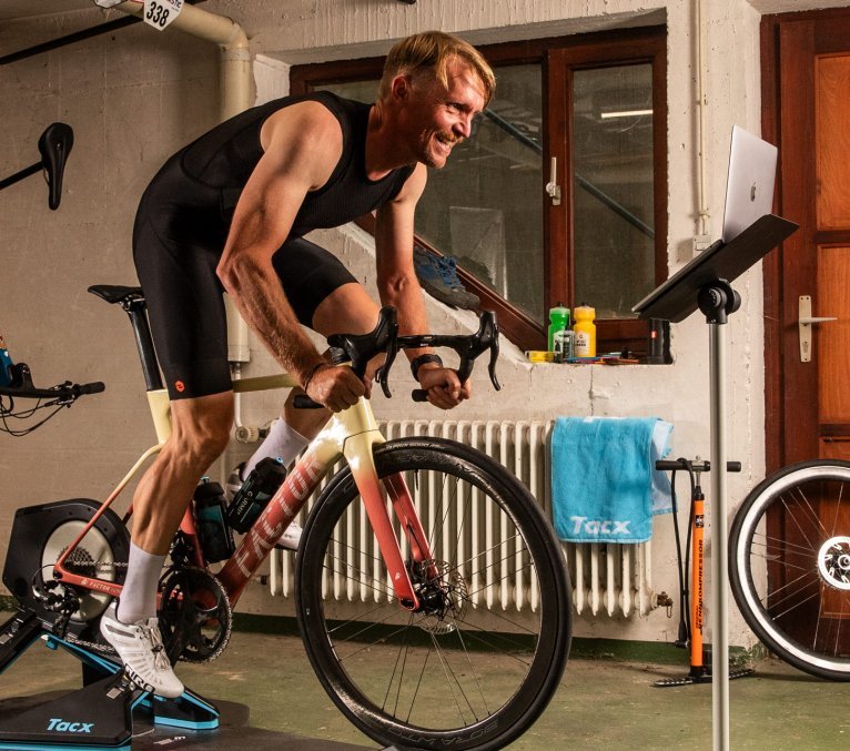 Markus von bc trainiert in seiner Garage auf dem Garmin T2875 Tacx Neo 2T Trainer