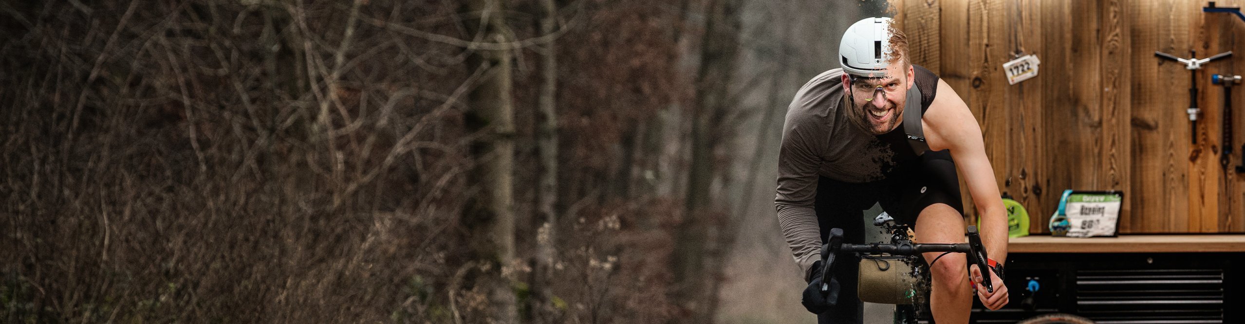 Fotomontage von einem Gravel-Biker - eine hälfte trainiert er auf dem tacx Neo 2T Rollentrainer die andere Hälfte sieht man ihn auf einem Schotterweg im Wald.