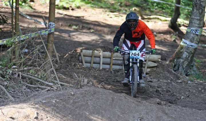 Unser Mitarbeiter Bene beim IXS Cup Downhillcup beim Dirtmasters Festival 2014 in Winterberg