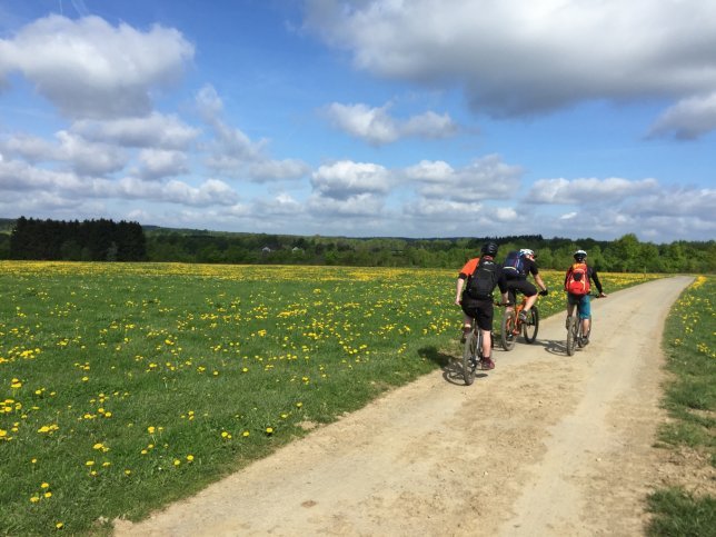 Durch blühende Wiesen, bei super Wetter geht es von Rohren über Simmerath zurück nach Hause