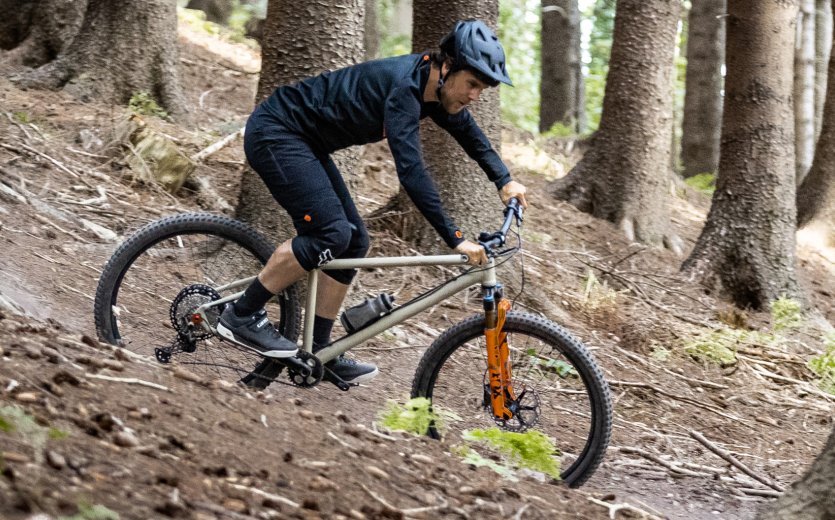 Auf dem Mountainbike sitzt Du bergab nicht - trotzdem ist die optimale Einstellung des Dreieckes aus Lenker – Sattel – Pedalen von großer Bedeutung.
