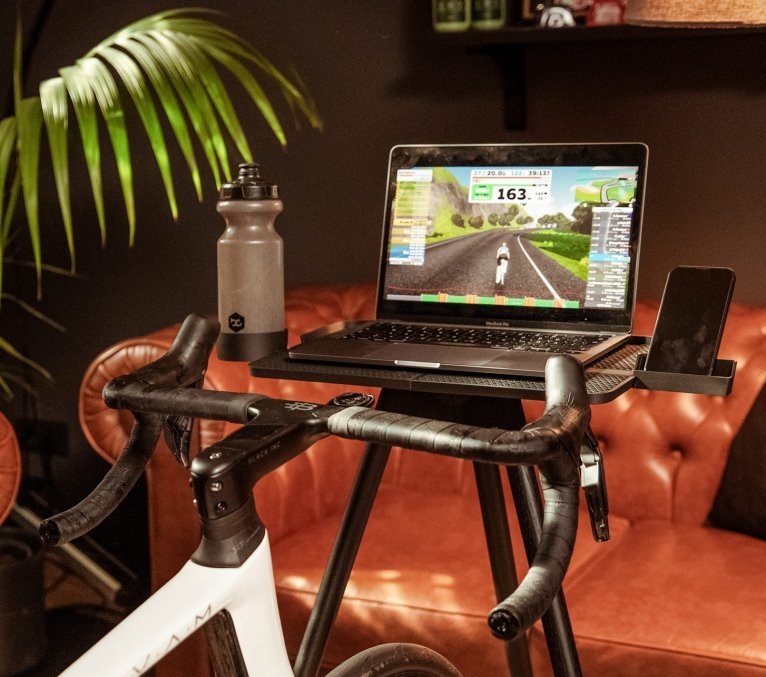 Detailbild von einem tons Laptop Ständer auf dem ein Macbook mit Zwift Bildschirm steht.