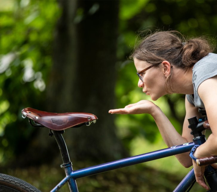 Nach wie vor schwören viele Langstrecken-Radfahrer:innen auf den klassischen Kernledersattel, wie Brooks ihn beispielsweise produziert.