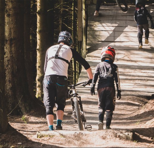 Wenn Dein Kind Spaß am Mountainbiken findet, steht gemeinsamen Bikepark-Ausflügen nichts mehr im Weg.