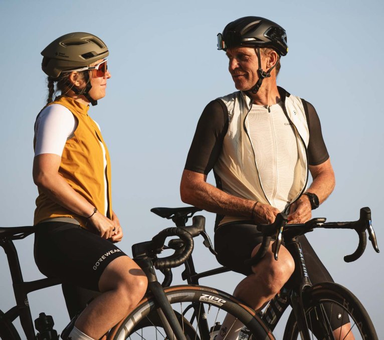 Rennrad Fahrradfahrer Paar macht Pause