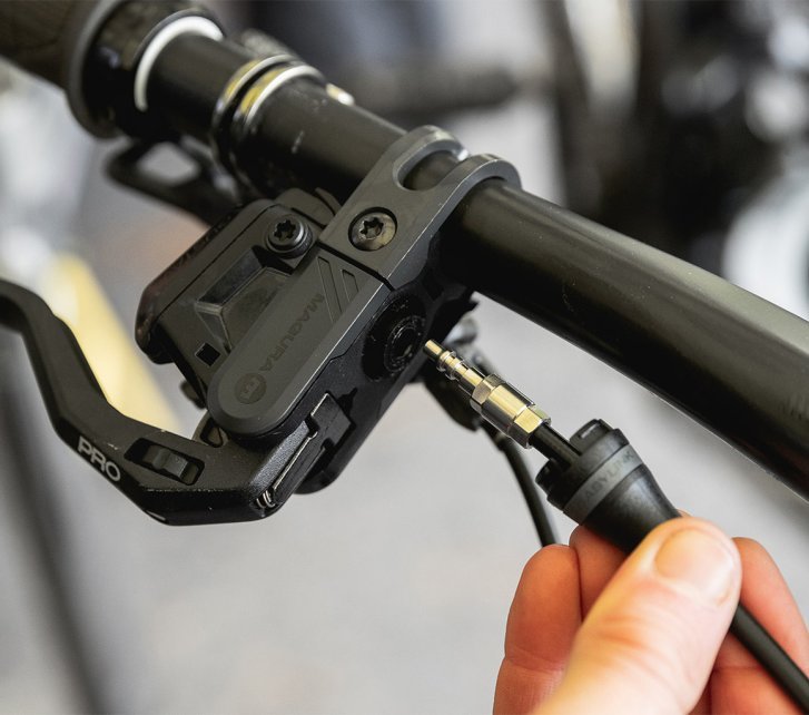 Tidy: Cable exit parallel to the handlebar