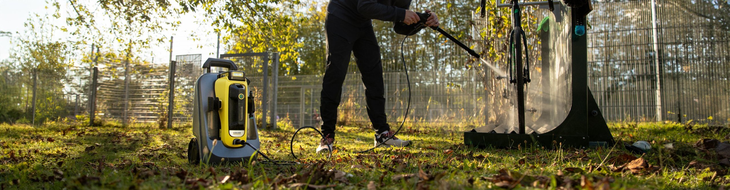 Ein Radfahrer reinigt sein Fahrrad mit dem Kärcher OC 6-18 Premium Battery Set Akku-Mitteldruckreiniger 