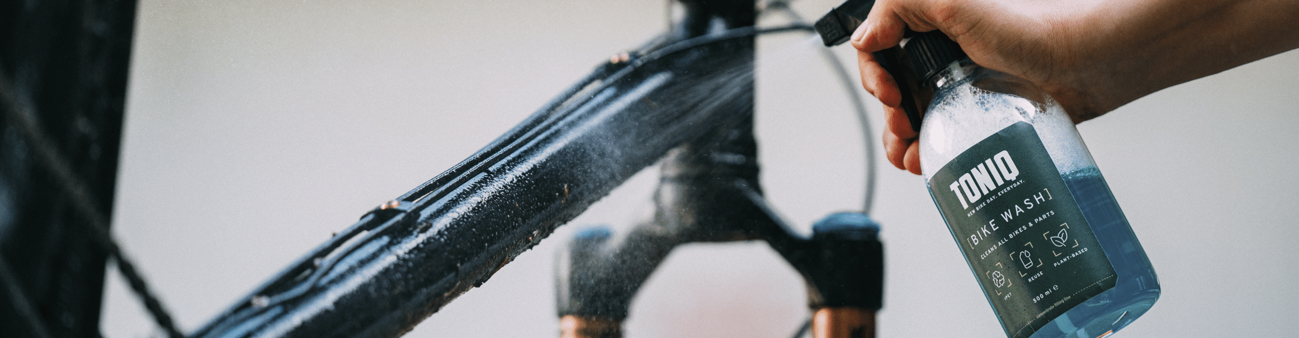 TONIQ Bike Wash wird auf Rahmen gesprüht