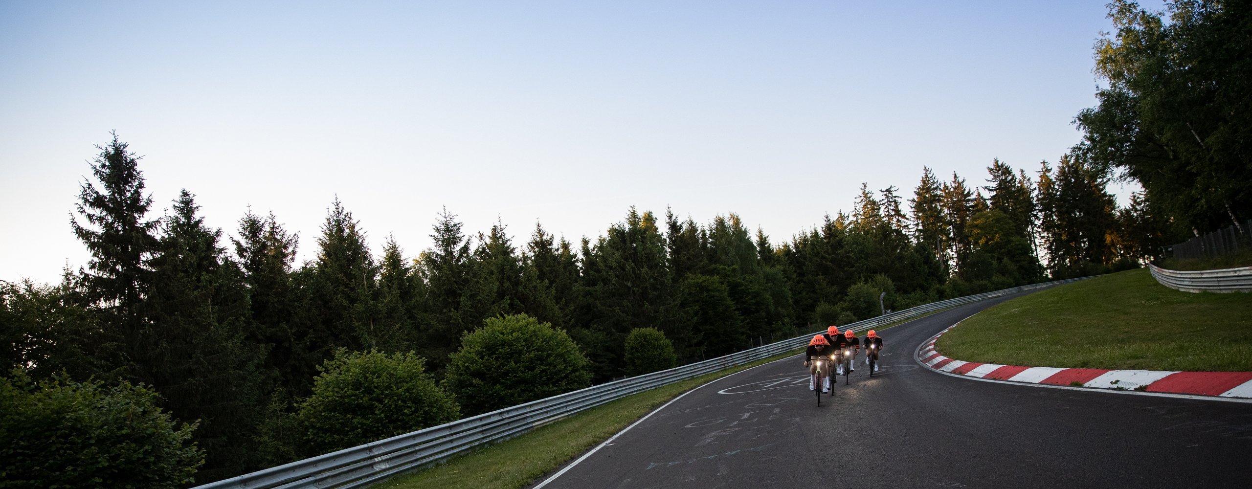 bc Racing Team in Abenddämmerung auf dem Nürburgring