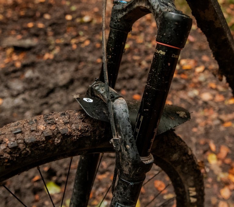 Arno von bike components fährt mit seinem Moutainbike durch schlammige Waldpfützen