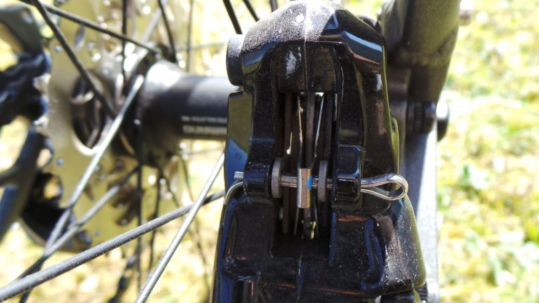 Fahrrad Scheibenbremsen von Kunststoff- auf Metallbremsbeläge