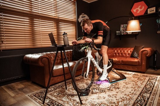 Henning trainiert auf dem tacx Neo 2T